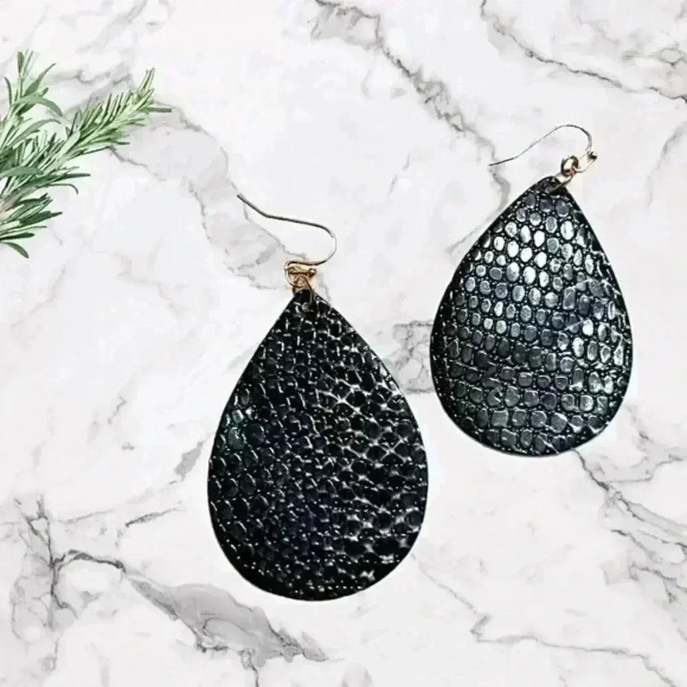 BLACK FAUX SKAKE SKIN LIGHTWEIGHT TEARDROP EARRINGS - Picture 1 of 2